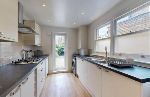 Noel Park Apartment | 2Bedroom House Near Wood Green Tube & Bus Stop