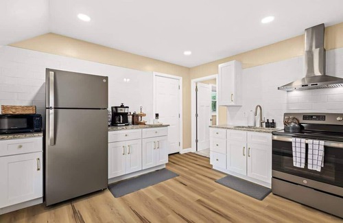 Mount Clemens Apartment | [2BR/1BA] Peaceful Oasis | King Beds | Upper Flat