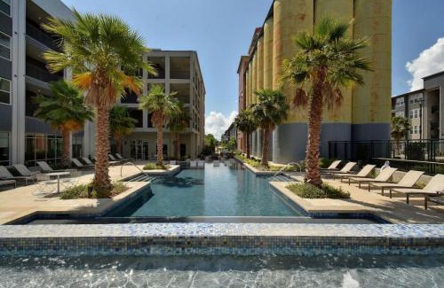 King William Apartment | 2BR Airy Getaway Near Downtown Pool Gym