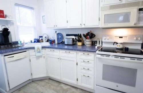 Ashtabula House | 2BR Cozy Lakefront - Your Lakeside Getaway!