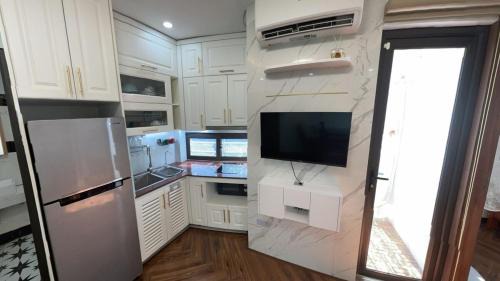 Van Mieu Apartment | 2BR Getaway By Train Street