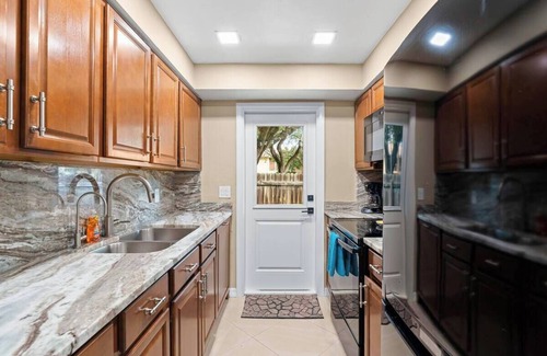 East Boca Raton House | 2BR - Hot Tub W/Peaceful Backyard 1 Mi to Beach