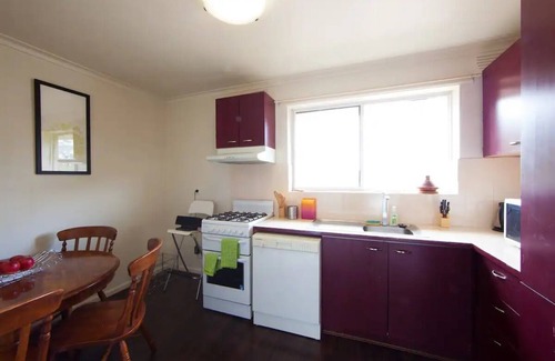 St. Kilda East Apartment | 2br, Safe, Locked Parking & Close to Transport