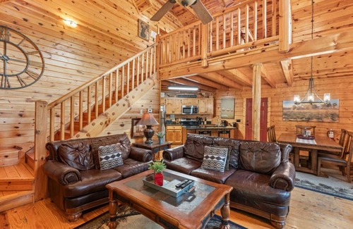 Gatlinburg - Pigeon Forge Cabin | 2BR w/Hot Tub*Jacuzzi*Game Room*Resort Amenities!