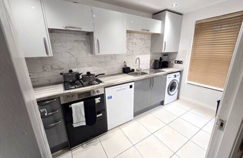 Bilston House | 2ndHomeStays I Bilston I Contractor-Friendly House