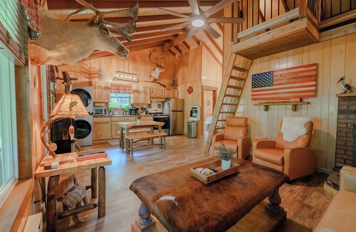 New Rumley Cabin | 2Q Cabin near Leesville Lake ~Pets welcome~