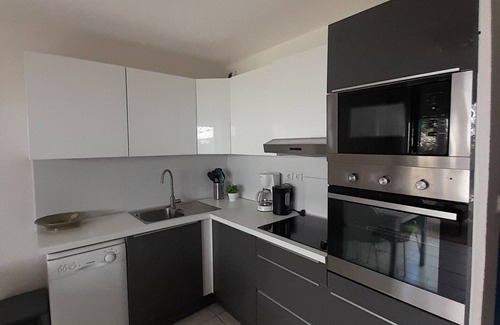 Le Grand Travers Apartment | 2room +cabin, sleeps 5 with parking and garden 200 m from the beach