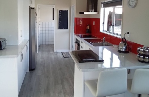 Napier House | 3 bdm pet friendly home in quiet street.No extra charge for cleaning or pets.