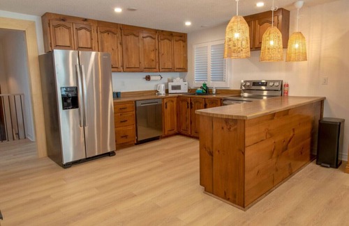 Victoria Harbour Cottage | 3 Bdrm Beachfront Oasis-Sunsets!
