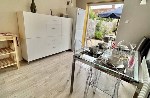 West Byfleet House | 3 Bed, 2 Bath House with parking & Garden, Brooklands Weybridge SW London