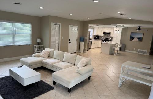 North Fort Myers House | 3 bed 2 bath pool house with water access