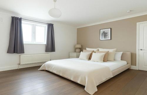 Nine Elms Apartment | 3 Bed Balcony Flat in Nine Elms