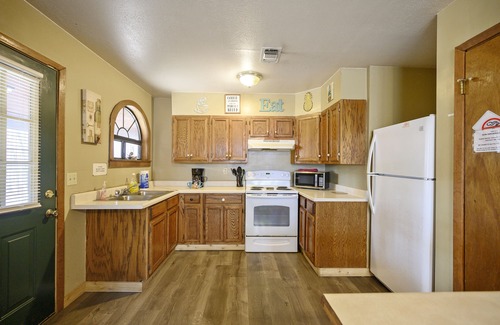 Broken Bow Cabin | 3 Bed Cabin Sleeps 10, on 2 Stocked fishing ponds, Near the Lake!