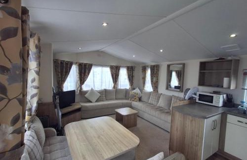 Chapel Saint Leonards Ski Chalet | 3-Bed Caravan - Sleeps 8 - Pool