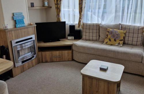 Chapel Saint Leonards Ski Chalet | 3-Bed Caravan - Sleeps 8 - Pool