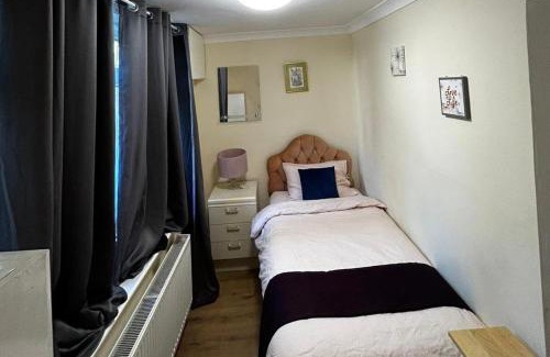 Cray Valley East House | 3 Bed Cottage Retreat - Private Garden & Parking