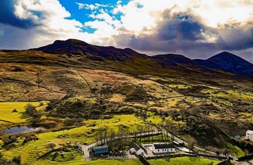 Westport House | 3 Bed Cottage Sleeps 6 - Mountain Views Parking