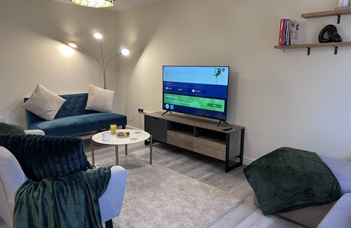 Walsall House | 3-Bed fully furnished house in Walsall, near M6 J11/10, Wolverhampton, Cannock.