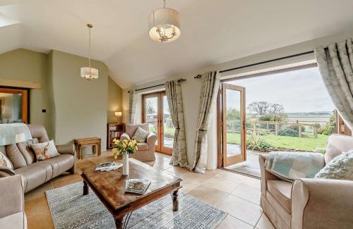 Caldwell House | 3 Bed in Caldwell 91578