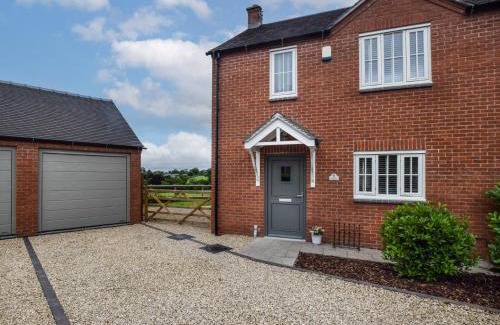 Denstone House | 3 Bed in Marston Montgomery 87450