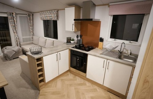 Wesham Cabin | 3-Bed Lodge, Sleeps 6, Hot tub