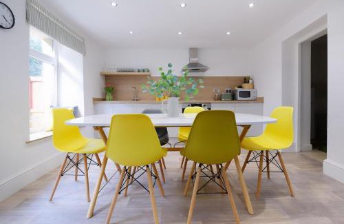 Tonypandy Apartment | 3 Bed Modern Cottage near Hiking Trails & Parks