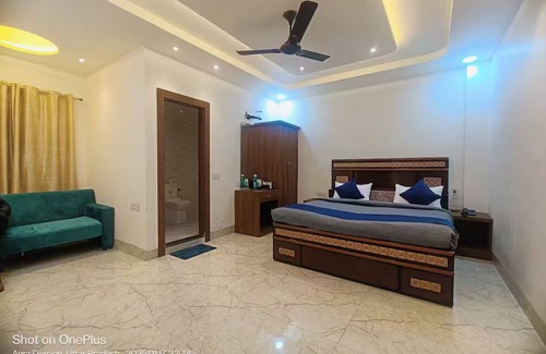 Agra Bed & Breakfast | 3 Bed Rooms Stay for 9 Guest