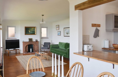 Lee-on-the-Solent Cottage | 3 bedroom accommodation in Lee-on-the-Solent, near Portsmouth