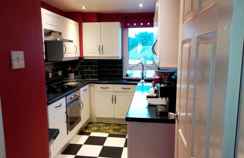 Renfrew Apartment | 3 bedroom apt. Virgin internet 100 Mbps, Virgin Tv, Netflix and free parking