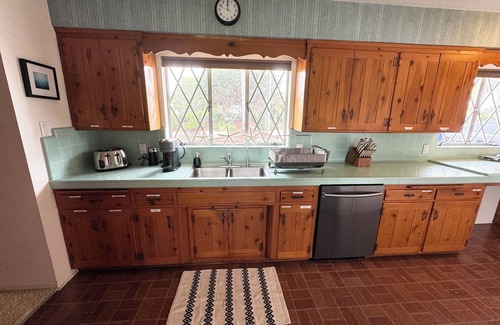 Olde Carlsbad House | 3-bedroom beach house Carlsbad-1 mile to beach, family & pet friendly, LEGOLAND
