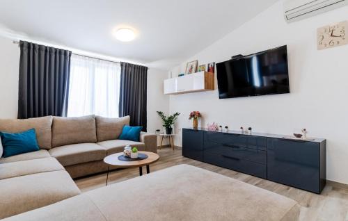 Solin Apartment | 3 Bedroom Beautiful Apartment In Solin