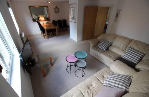 Atlantic Wharf House | 3 bedroom flat 10 mins walk to Bay and City center Free Parking