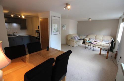 Atlantic Wharf House | 3 bedroom flat 10 mins walk to Bay and City center Free Parking