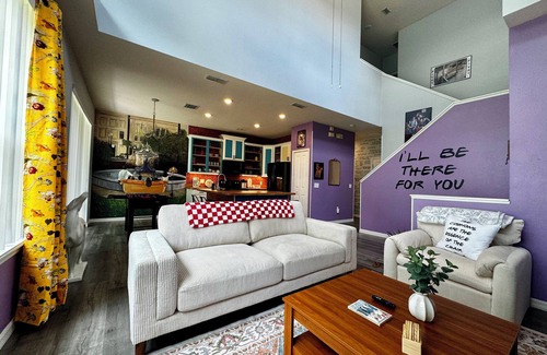 Windwood Bay House | 3-bedroom "FRIENDS" TV Show themed townhome in fabulous Davenport