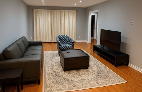 Bramalea House | 3-bedroom house in charming Brampton with WiFi, AC. Start your getaway