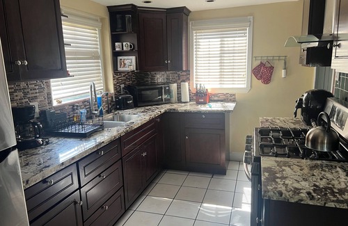 North Long Beach House | 3-bedroom house in North Long Beach with WiFi, full kitchen and big backyard