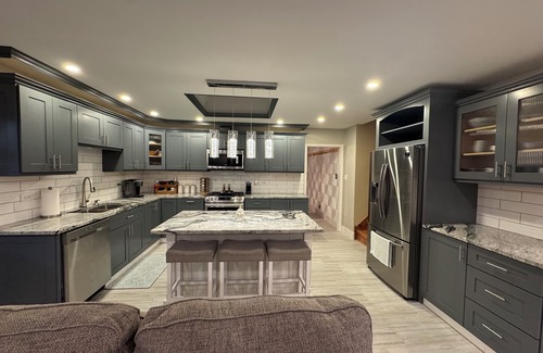 Orland Hills House | 3-bedroom house in fabulous Orland Hills with fitness room, AC, WiFi