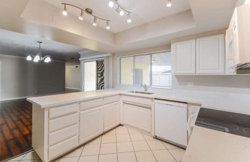 Manistee Ranch HOA House | 3-bedroom house in welcoming Glendale with WiFi, AC