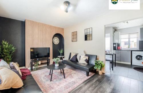 Binley Apartment | 3 BedRoom House with 5 Beds House By Passionfruit Properties Near Coventry City Centre - BCC