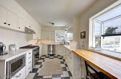 Seaside Ski Chalet | 3 Bedroom Pet Friendly Cottage - 5 blocks to beach