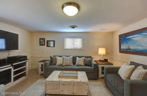 Seaside Ski Chalet | 3 Bedroom Pet Friendly Cottage - 5 blocks to beach