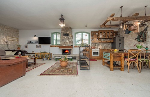 Visocane House | 3-bedroom traditional stone house in charming Visočane with WiFi, AC. Book now