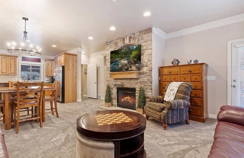Huntsville Condo | 3 Bedrooms Mountain Condo with Hot Tub with a Large patio deck