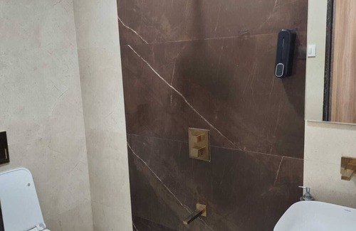 Santacruz Bed & Breakfast | 3 BHK Apartment with AC, WiFi, and Rooftop in Santacruz, Mumbai.