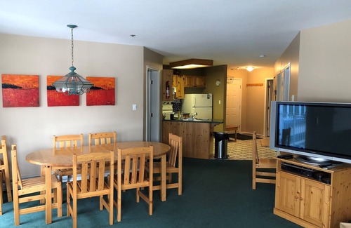 Courtenay Condo | 3 BR Mountain View Blueberry Hill Penthouse @ Mt. Washington