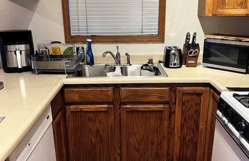 Fairview Apartment | 3-C’s…COZY, CLEAN AND COMFORTABLE! Conveniently located to downtown and buses.