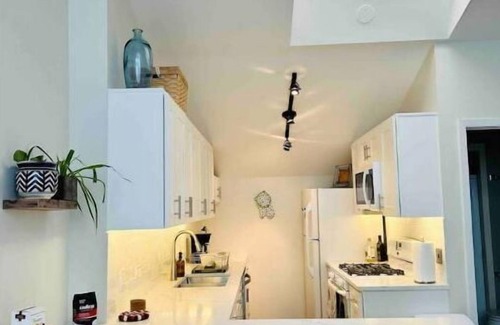 Park West House | 3 floor, 2000 sq ft home - central & clean! 5 star rated home