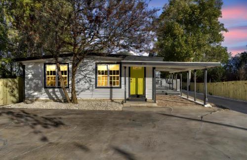 South Manchaca Villa | 3 in 1 Villa Swing Set Game Room Dogs Ok