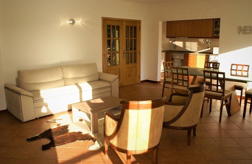 Zambujal Apartment | 3 km from Sesimbra, comfortable apartment, 12 nearby beaches, swimming pool and garden