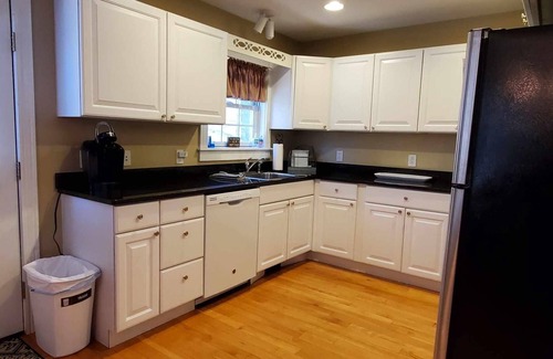 Manchester Center House | 3 Level Townhome on Private Property ~ Walk in Town ~ Spacious & Spotless